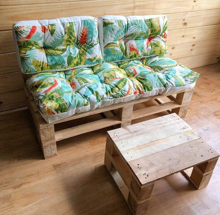 Mẫu 1: Ghế sofa gỗ pallet đôi trong nhà với họa tiết hoa văn vô cùng mới mẻ