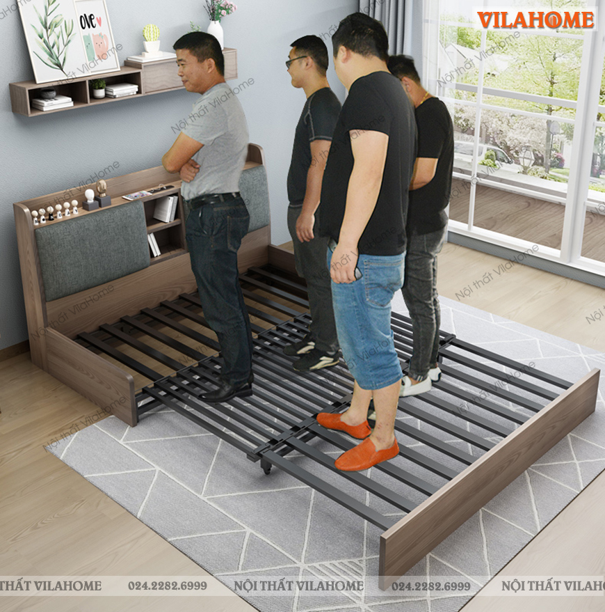 Khách hàng test kiểm tra khả năng chịu lực của sofa giường tại Vilahome