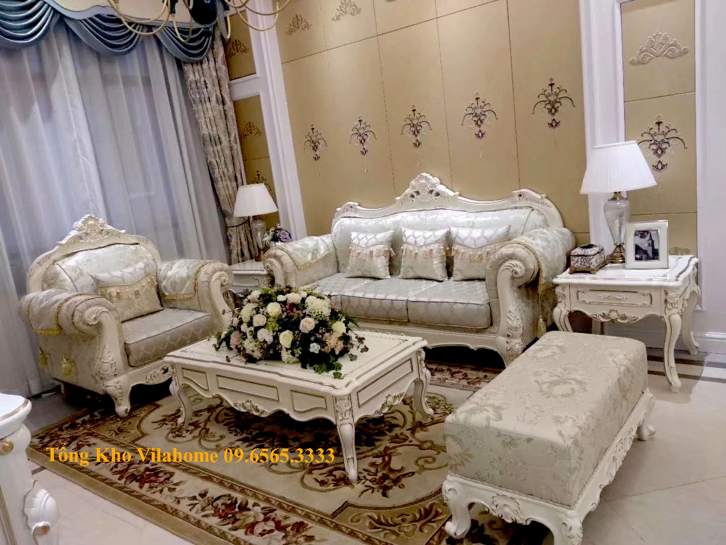 Bộ sofa tân cổ điển 1 văng, 1 ghế đơn, 1 đôn dài kết hợp bàn trà màu trắng sang chảnh.