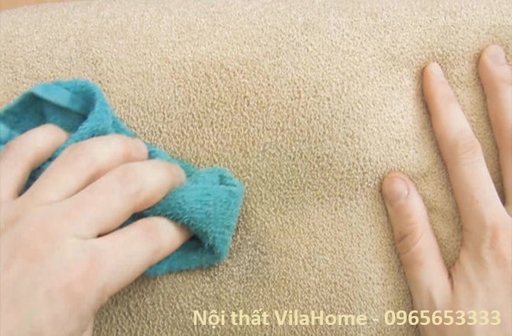 Dùng khăn vải mềm ẩm để làm sạch về mặt ghế sofa