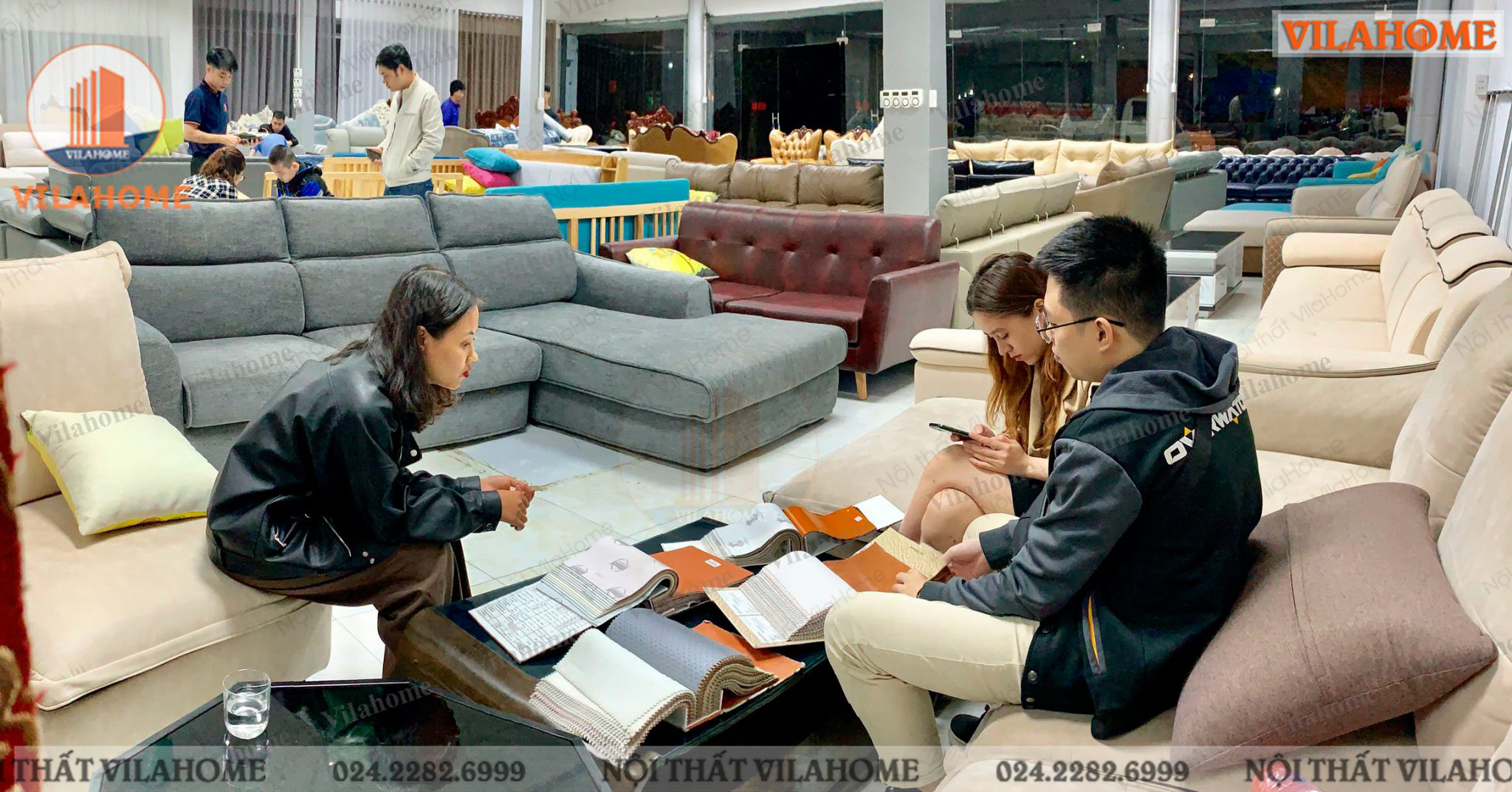 Showroom sofa VilaHome là nơi dùng để trưng bày các mẫu sofa màu ghi xám cho phòng khách nhà bạn.