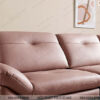ghế sofa văng da màu hồng pastel với tay vịn thoải