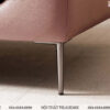 chân inox mảnh và cao của mẫu sofa văng da màu hồng pastel