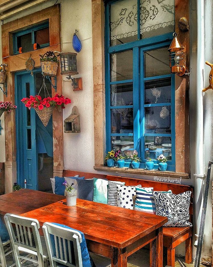 Cửa sổ gỗ trang trí quán cafe mang tới không gian thoáng đãng